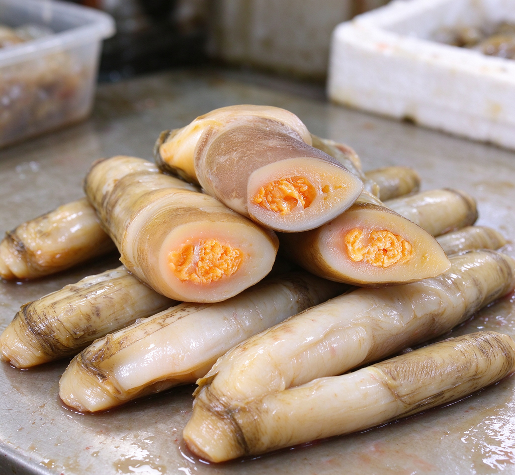 Fresh bamboo clams with orange roe garnished with spring onion and chilli (photo 2 of 3)