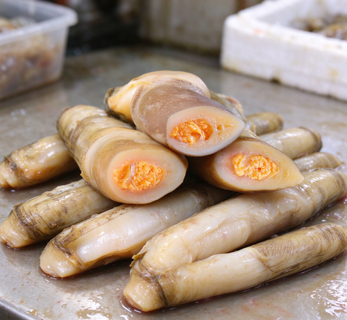 Fresh bamboo clams with orange roe garnished with spring onion and chilli (photo 2 of 3)